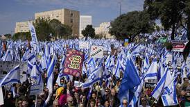 Kaotiske scener i og utenfor Israels nasjonalforsamling