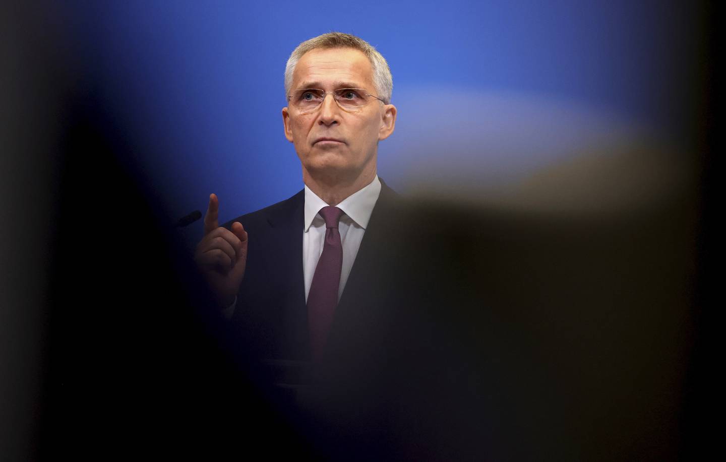 Jens Stoltenberg sier han vil overlate til lederne i Natos 30 medlemsland å avgjøre om han skal fortsette som generalsekretær en stund til. Foto: Olivier Matthys / AP / NTB