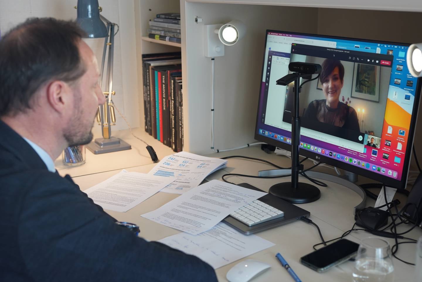 Kronprins Haakon under digitalt intervju med nyhetsredaktør Veslemøy Østrem