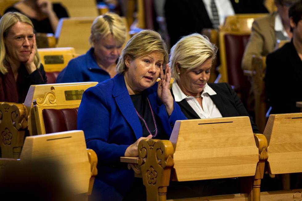 Nye tider i Stortinget der Erna Solberg og Siv Jensen inntok «førstesetene» blant ministrene. I erklæringsdebatten kunne de to ganske tidlig høre ubrudd fra Ap og SV mot den avtalen de har gjort med KrF om reservasjonsrett for fastleger.