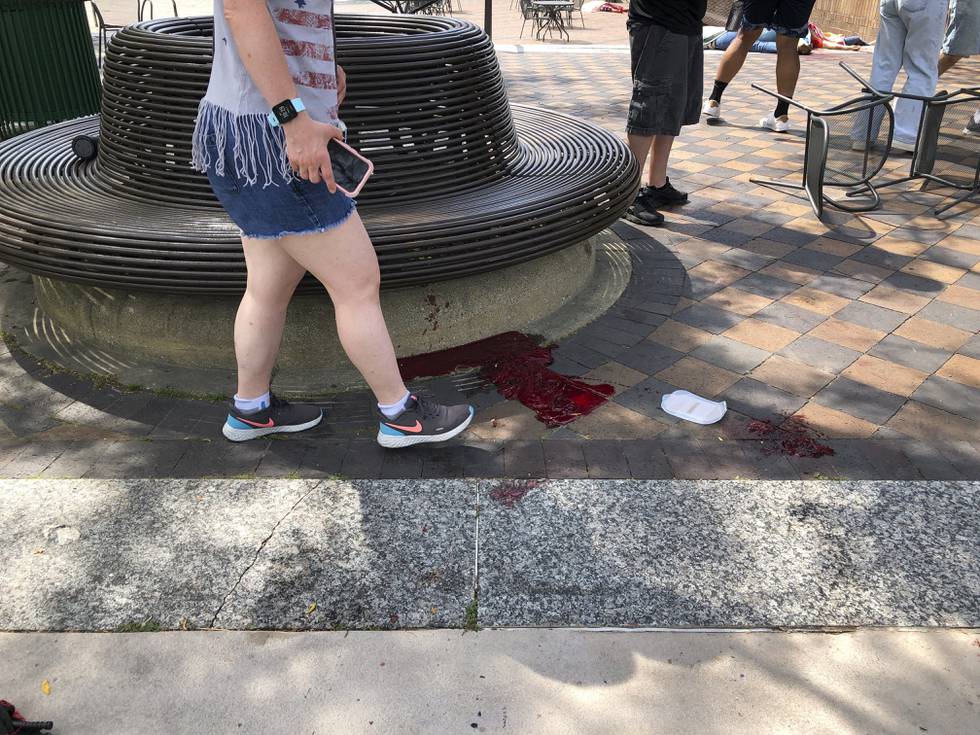 Minst fem mennesker ble drept og 16 såret da en mann åpnet ild med automatgevær under 4. juli-paraden i Highland Park utenfor Chicago mandag. Foto: Chicago Sun-Times / AP / NTB