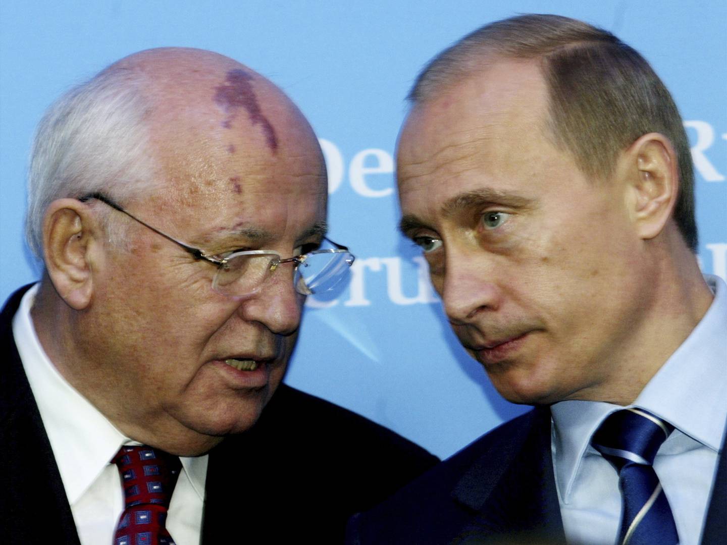 Russlands president Vladimir Putin (til høyre) uttrykker sin dypeste kondolanse etter Mikhail Gorbatsjovs dødsfall, uttaler hans talsmann Dmitrij Peskov. Her er de to fotografert i 2004. Foto: Heribert Proepper / AP / NTB