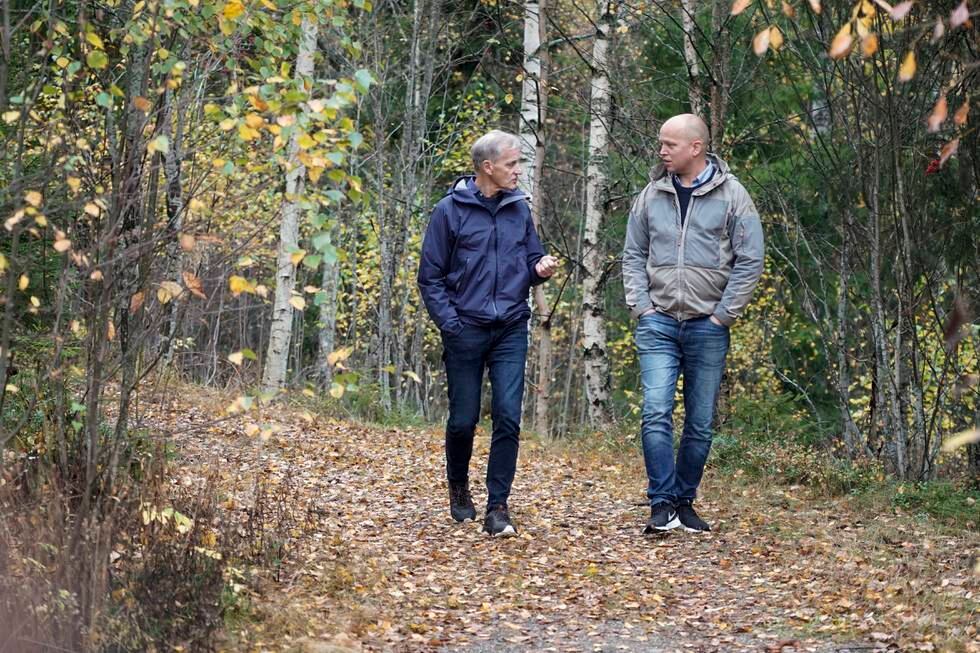 Ap-leder Jonas Gahr Støre og Sp-leder Trygve Slagsvold Vedum fortsatte onsdag regjeringsforhandlingene under en luftetur i skogen. Foto: Terje Pedersen / NTB