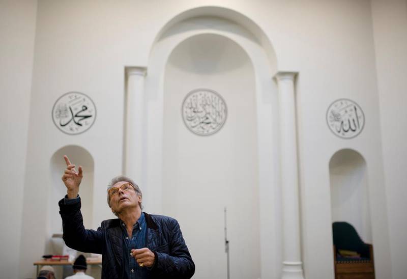 Bønner: I moskeens bønnerom er det veldig lite utsmykninger. – Søylene er høye fordi de strekker seg mot himmelen, sier Wiese og peker mot kuppelen.