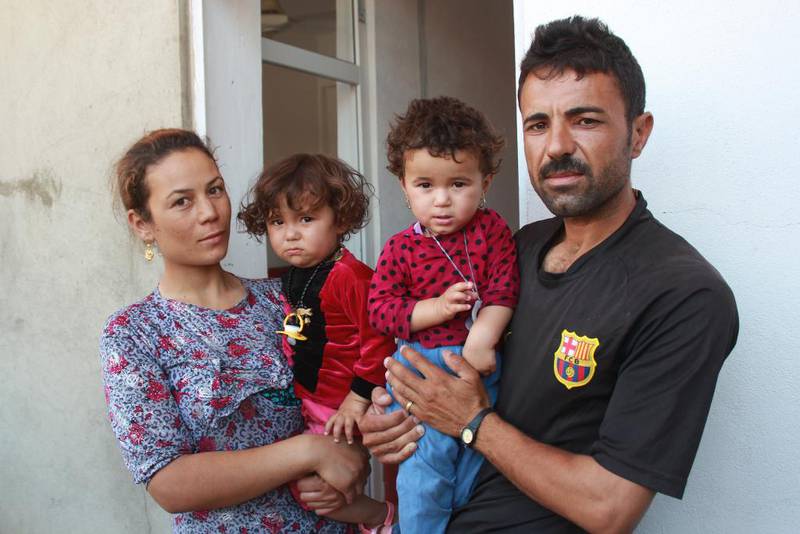 Ikke trygg: Jesidiene Wahida Khero og Bapir Suleiman Murad vendte hjem til Sinjar med dere fire barn i mai 2016. Khero sier at hun ikke kjenner seg trygg ettersom IS fremdeles bomber byen. Med på bildet er parets tvillinger Kaniwah og Vian.