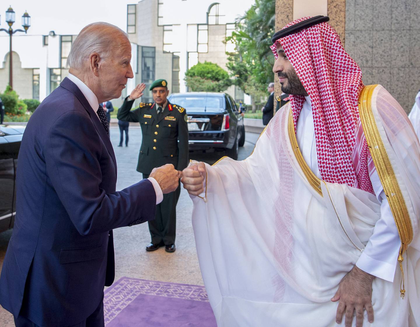 President Joe Biden har fått kritikk for å ha blitt tatt imot med en knokehilsen av Saudi-Arabias kronprins Mohammed bin Salman Ida han kom til kongepalasset Al-Salem i Jeddah. Foto: Bandar Aljaloud / Saudi Royal Palace via AP / NTB