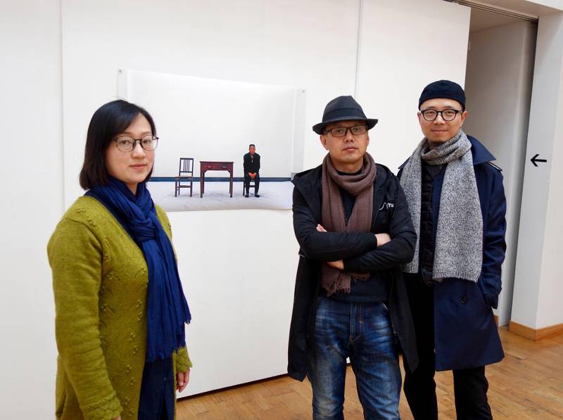 I Lillesand: Kinesiske kunstnere i Lillesand. Fra ­venstre: Su Yabi, Zhu Jiuyang og Luo Fei.