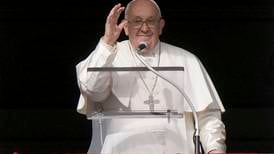 Paven ber om globalt surrogati-forbud