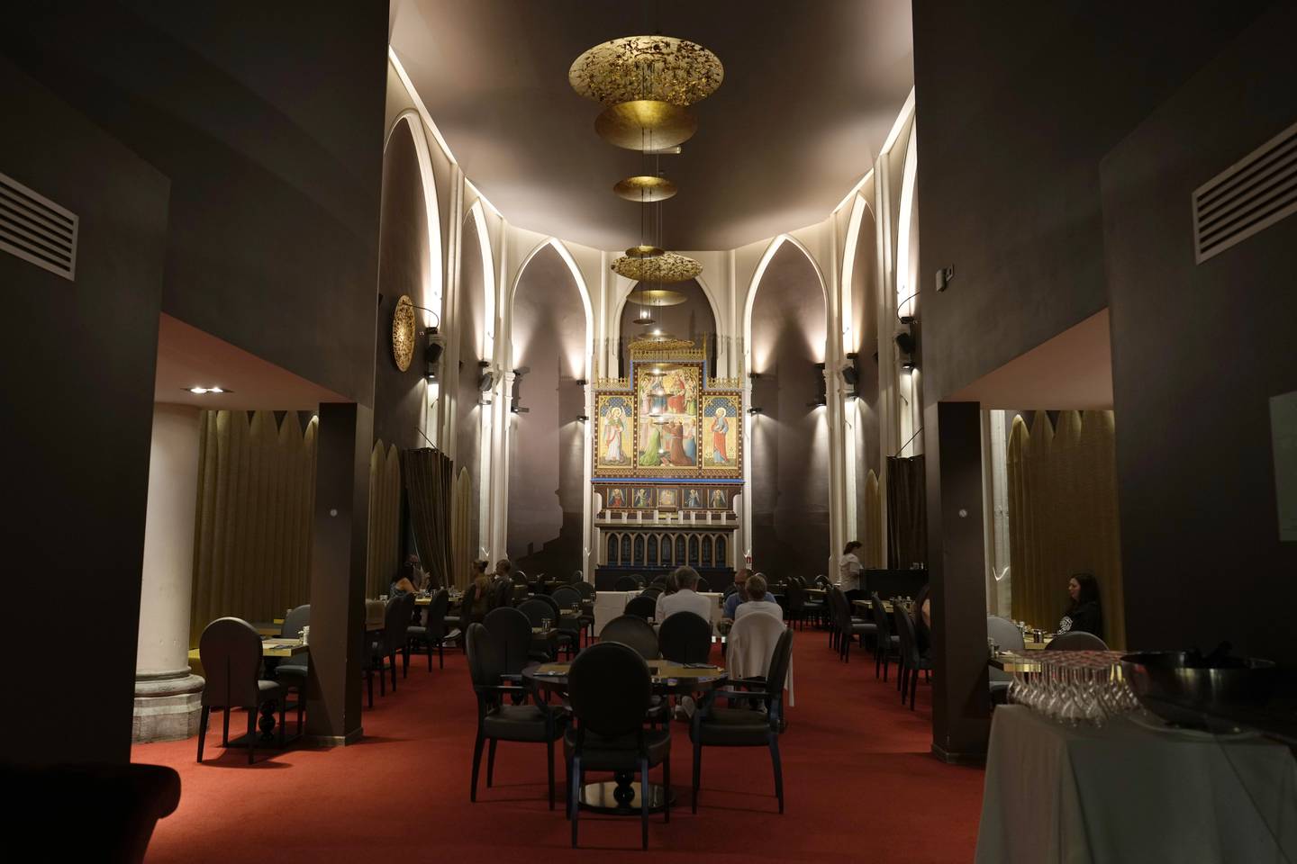 FROKOST FORAN ALTERET: Gjester spiser frokost foran et alter som har blitt omgjort på Martin's Patershof hotell i sentrum av Mechelen. Den nygotiske kirken fra 1863 ble hotell i 2009.