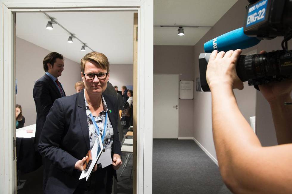 Klima og miljøminister Tine Sundtoft møter pressen og kommenterer utkast til ny klimaavtale som ble lagt frem onsdag ettermiddag under FNs klimakonferanse i Paris.
