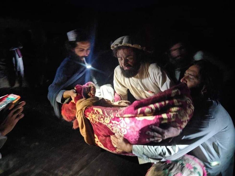 Skadde etter jordskjelvet øst i Afghanistan natt til onsdag, ble i morgentimene evakuert med helikopter. Foto: Bakhtar News Agency / AP / NTB