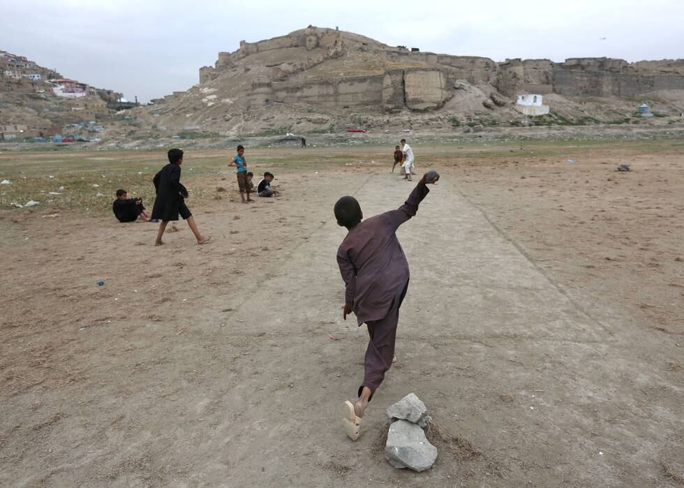 Afghanske barn spiller cricket i 2015. Foto: Rahmat Gul / AP / NTB