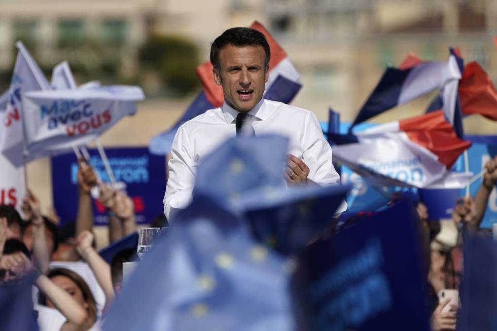 Emmanuel Macron ligger mellom 6 og 12 prosentpoeng foran utfordrer Marine Le Pen før onsdagens TV-duell, men han advares mot å ta valgseieren på forskudd. Foto: Laurent Cipriani / AP / NTB