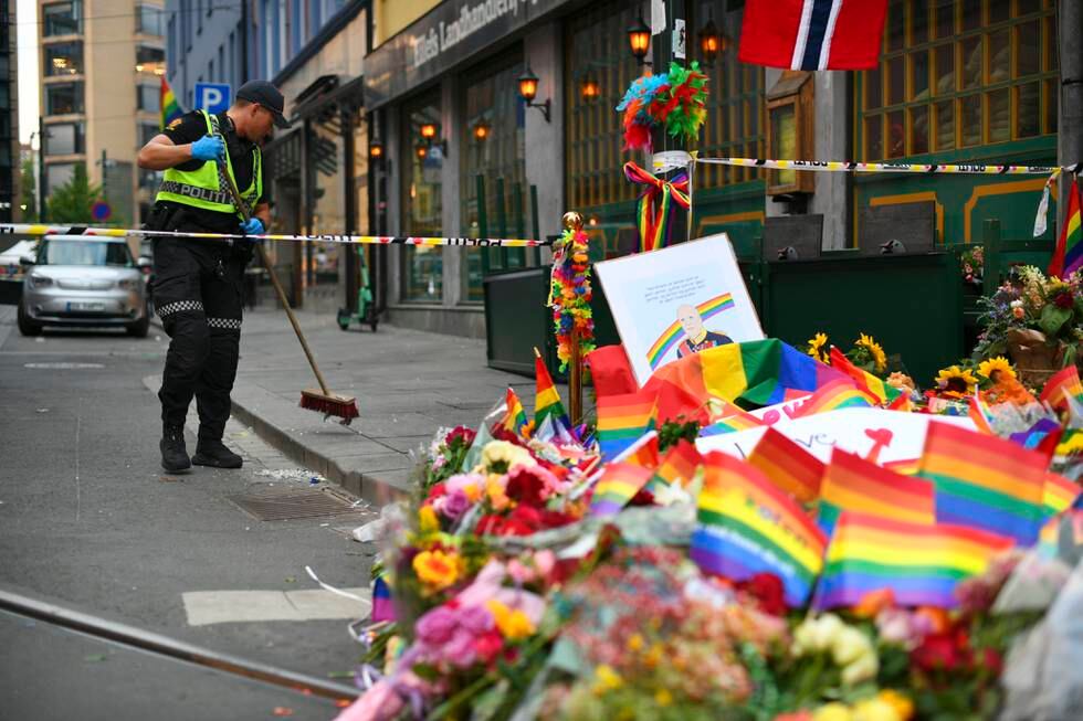 Folk har lagt ned blomster og regnbueflagg etter at det natt til lørdag ble avfyrt flere skudd i sentrum av Oslo. Utestedet Per på hjørnet, som ligger like i nærheten, planlegger å åpne igjen søndag. Foto: Martin Solhaug Standal / NTB