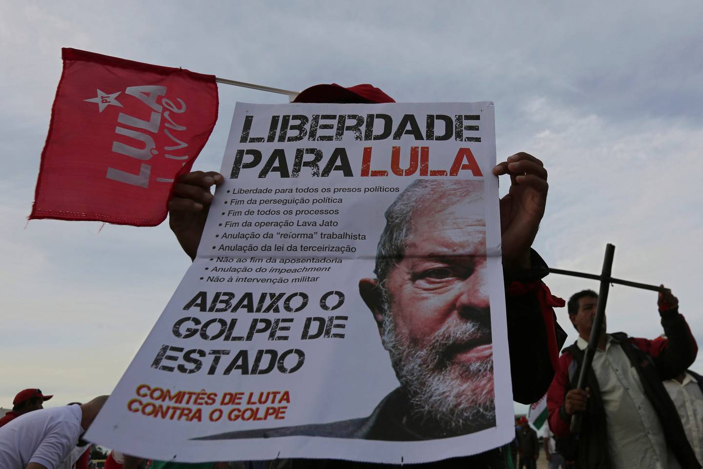 Det er omfattende protester i Brasil mot fengslingen av tidligere president Lula. «Frihet for Lula» krever disse demonstrantene utenfor lokalene til Høyesterett.