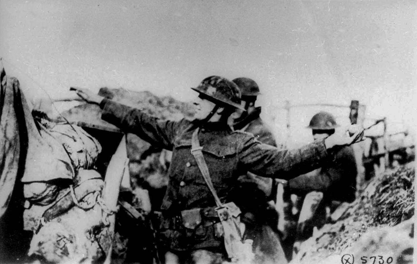 En amerikansk soldat kaster en håndgranat fra en skyttergrav i Frankrike i 1918, under første verdenskrig