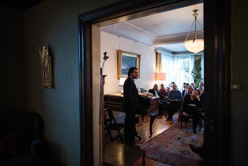Muslimer, kristne, unge og eldre samlet seg i villaen på Frogner i Oslo for å høre på mannen som er rangert som en av verdens 500 mest innflytelsesrike muslimer.