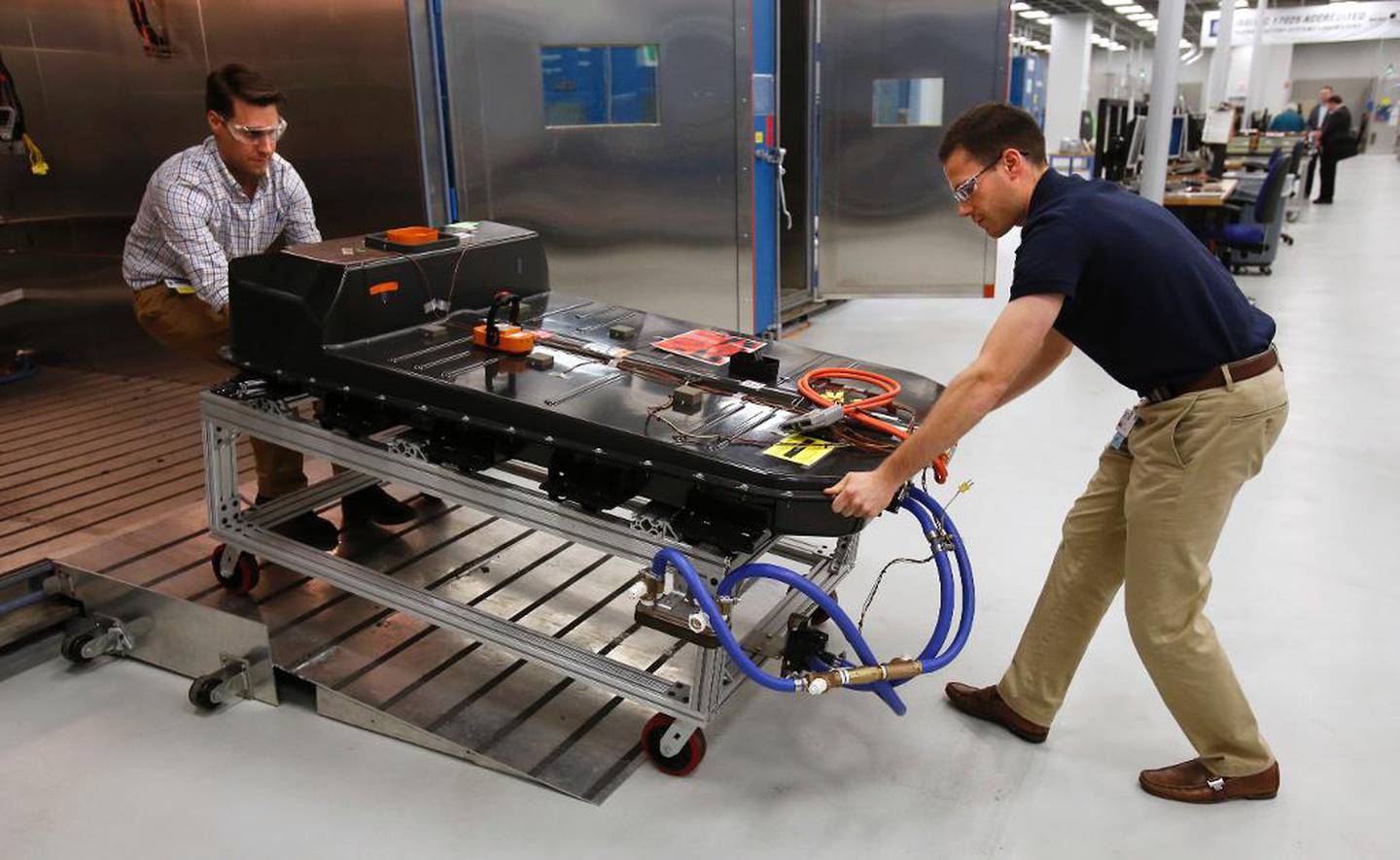 El-bilbatteria blir stadig betre. Her testar batteridesignarar ein ny type på General Motors utviklingssenter i Warren i USA. 