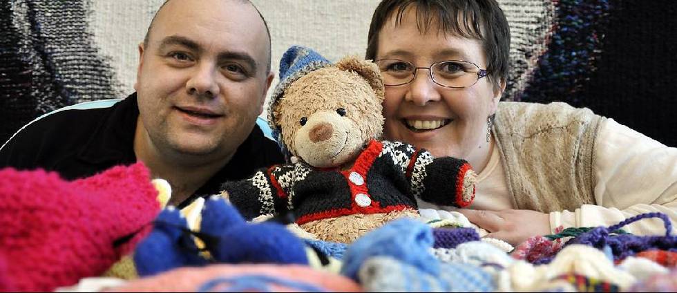Bjørg og Bjørn Berge-Øvrebøe er stolte over alle strikkeplaggene de samler inn til hjelp for syke barn. Bamsen tilhørte Amanda og er et kjært minne for ekteparet.