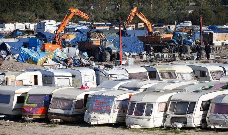 Om lag 1.500 unge migranter og barn som bodde i «Jungelen», er blitt flyttet til en midlertidig leir i nærheten av Calais.