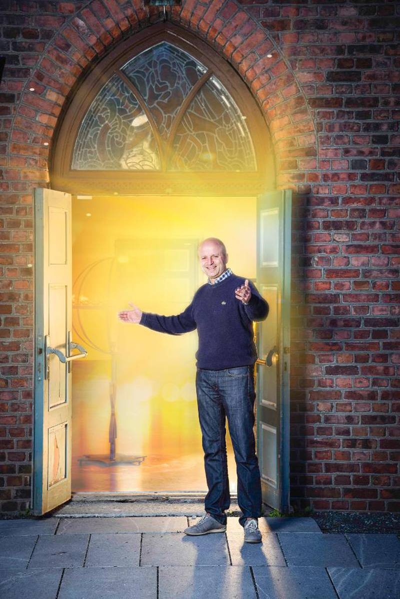 Slik framstår Tor Sørby i en kampanje for å rekruttere frivillige til å være med å holde åpne dører i Moss kirke.