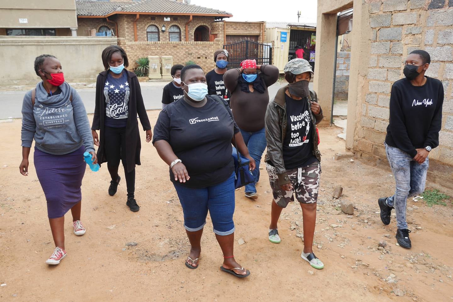 Refiloe Ditaba i spissen for en gruppe vaksineaktivister i Meadowlands i Soweto. Male Tshablalala helt til høyre