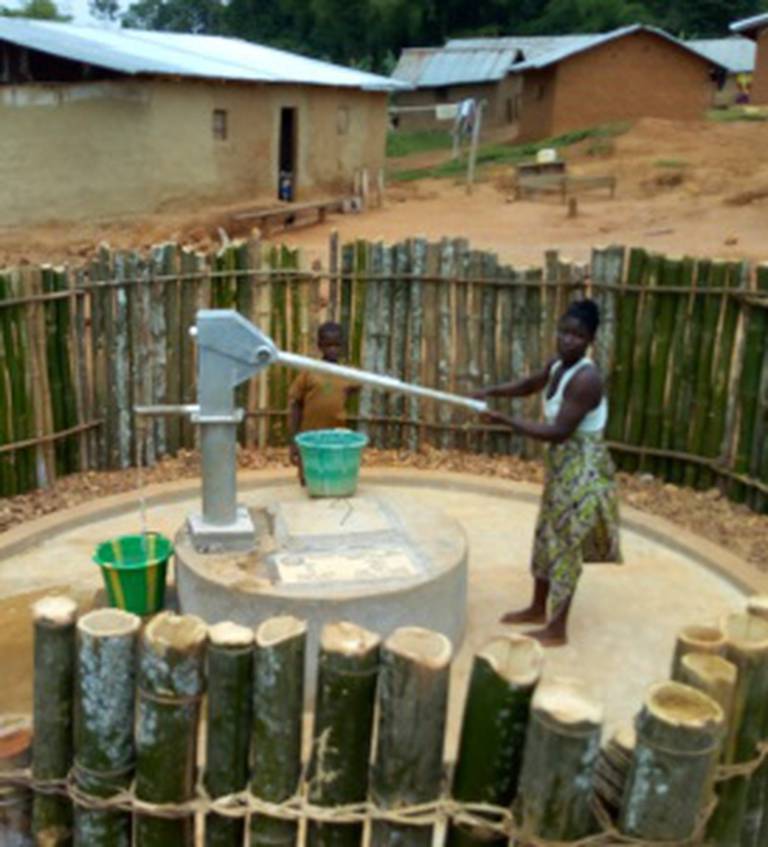 LIBERIA: Bildet er fra et av prosjektene i Zota-distriktet i Bong fylke, hvor Misjonsalliansen og AEL har bidratt med brønner, sanitæranlegg og opplæring for vedlikehold.