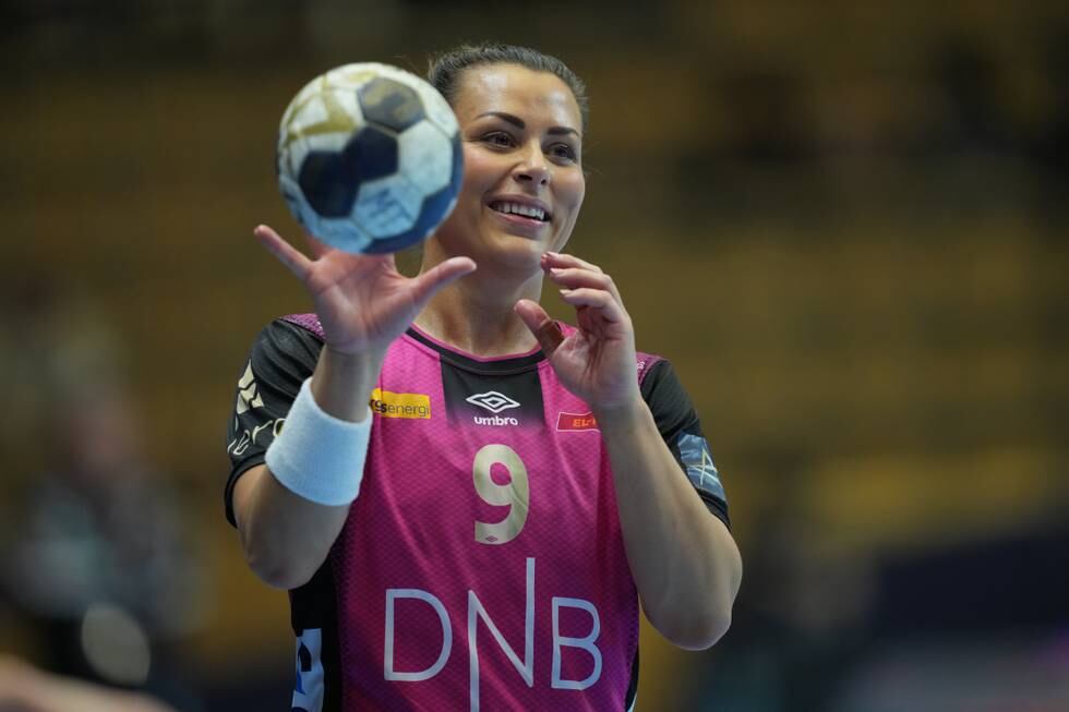 Bildet viser håndballspiller Nora Mörk under en kamp mot Sävehof.