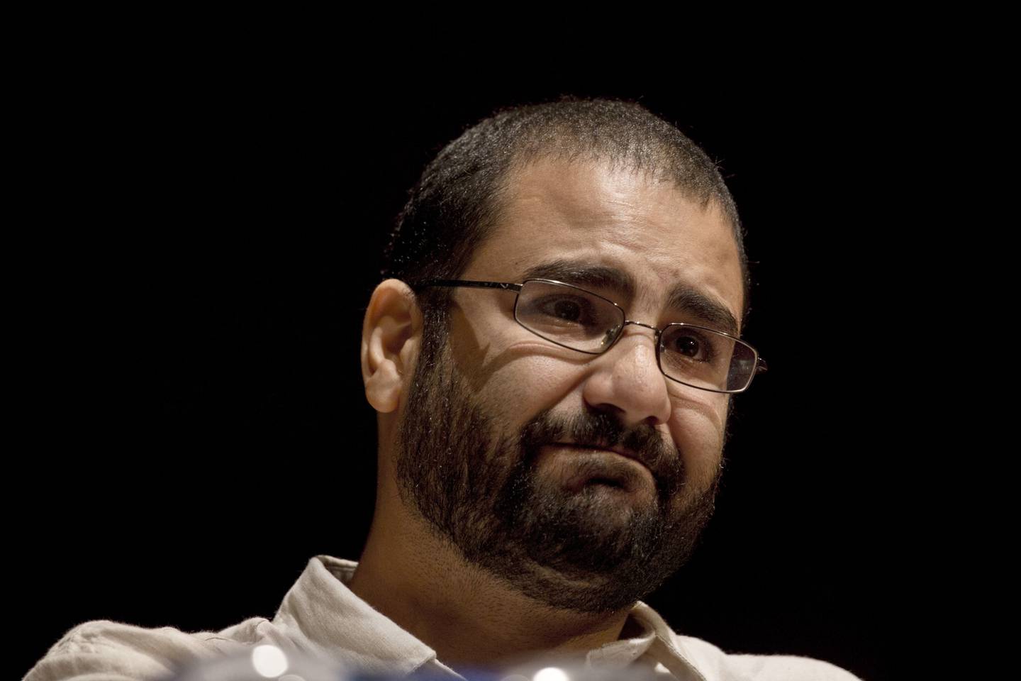 En av Egypts ledende demokratiforkjempere Alaa Abdel-Fattah har vært fengslet flere ganger og soner nå en dom på fem års fengsel for å ha spredt «falske nyheter» om regimet og menneskerettssituasjonen i landet. I forbindelse med klimatoppmøtet COP27 har han innledet en sultestreik. Foto: AP / NTB