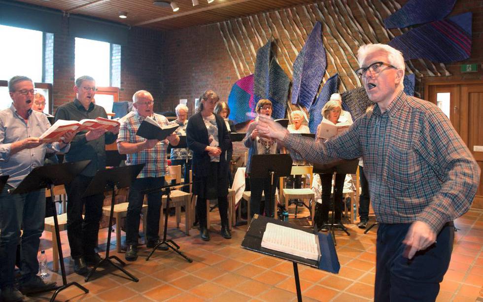 Messias: Kantor Bernt Nordset dirigerer Sofiemyr Kammerkor som øver til oppsetningen av Händels  i morgen. En rekke steder i landet fremfører små amatørkor nå store kirkemusikalske verk.