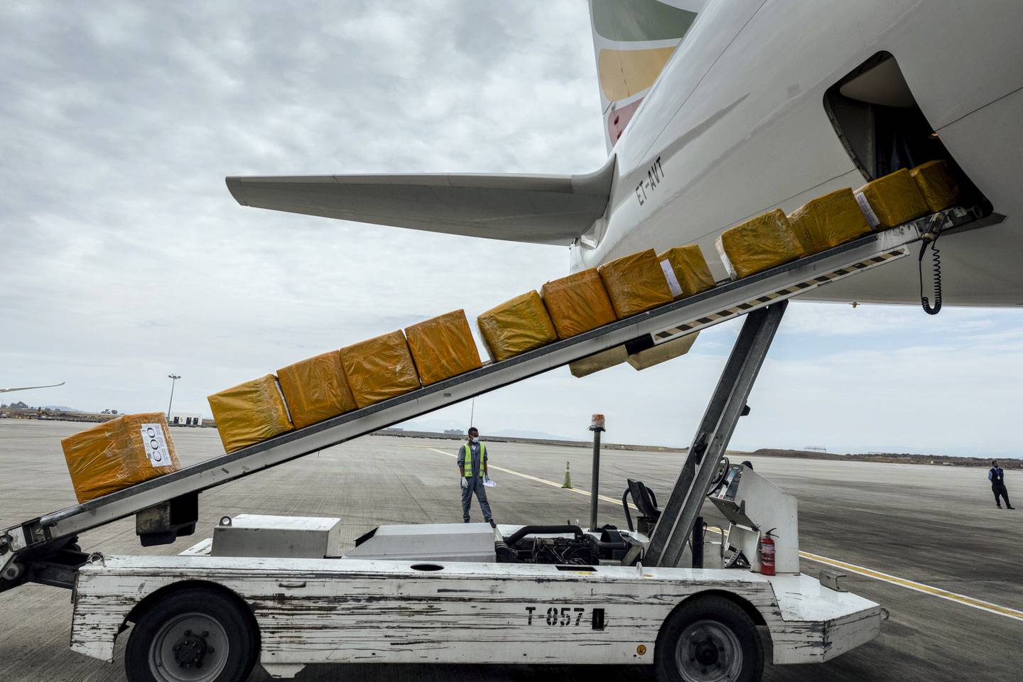 Et flylass med koronatestutstryr og munnbind ankommer Etiopias hovedstad Addis Ababa i mars.