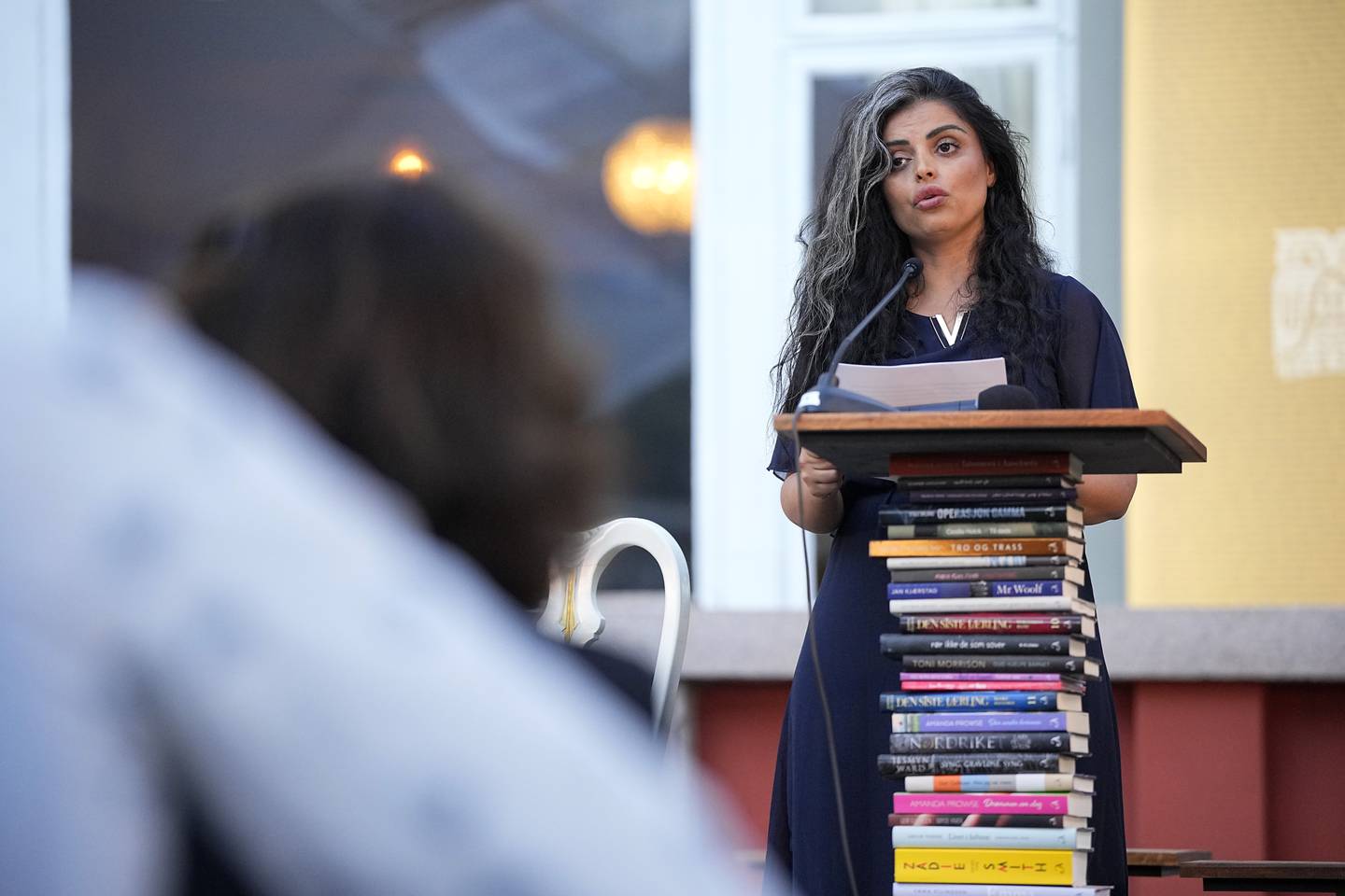 Den dansk-kurdiske forfatteren Sara Omar deltok under arrangementet i Aschehougs hage.