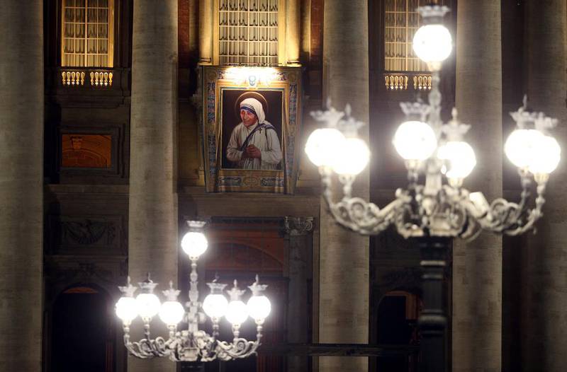 Et stort bilde av Mor Teresa henger fra en sentral balkong i Vatikanet. 