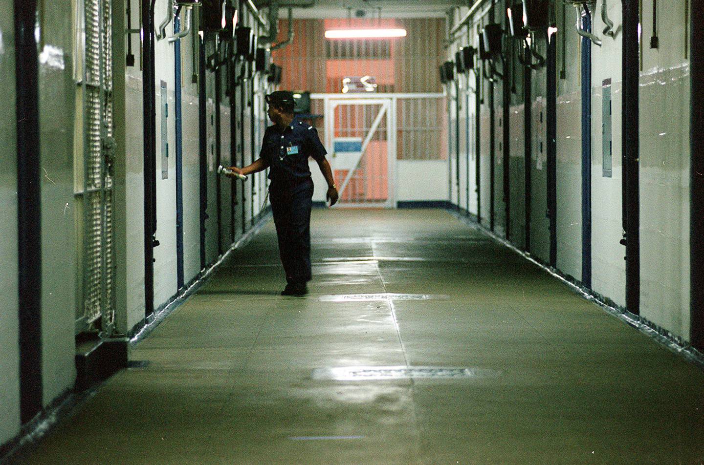 Natt i fengslet: En betjent går runden i digre Changi Prison Complex i Singapore. Det huser 9000 fanger, deriblant en gruppe dødsdømte.