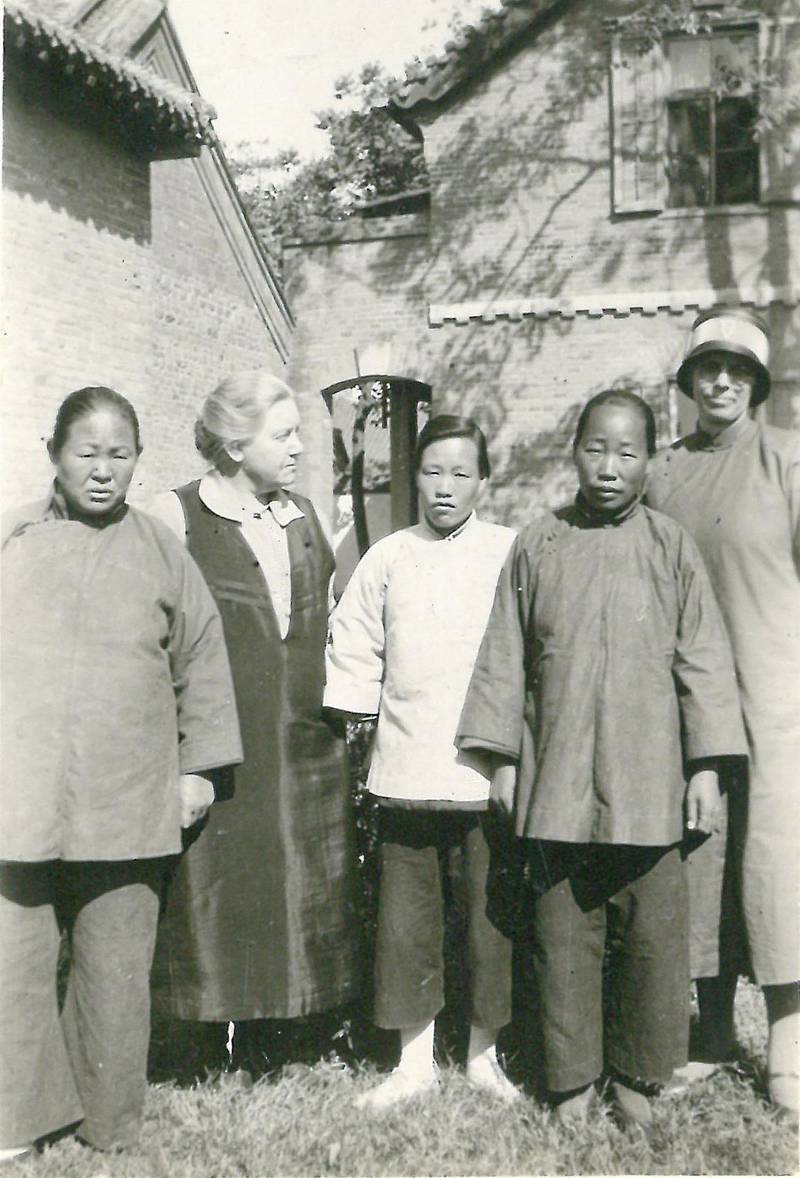 BIBEL: Biletet viser Marie Monsen og Karen Eikeskog i Nanyang med kinesiske kvinner i bibelgruppe, 1932.