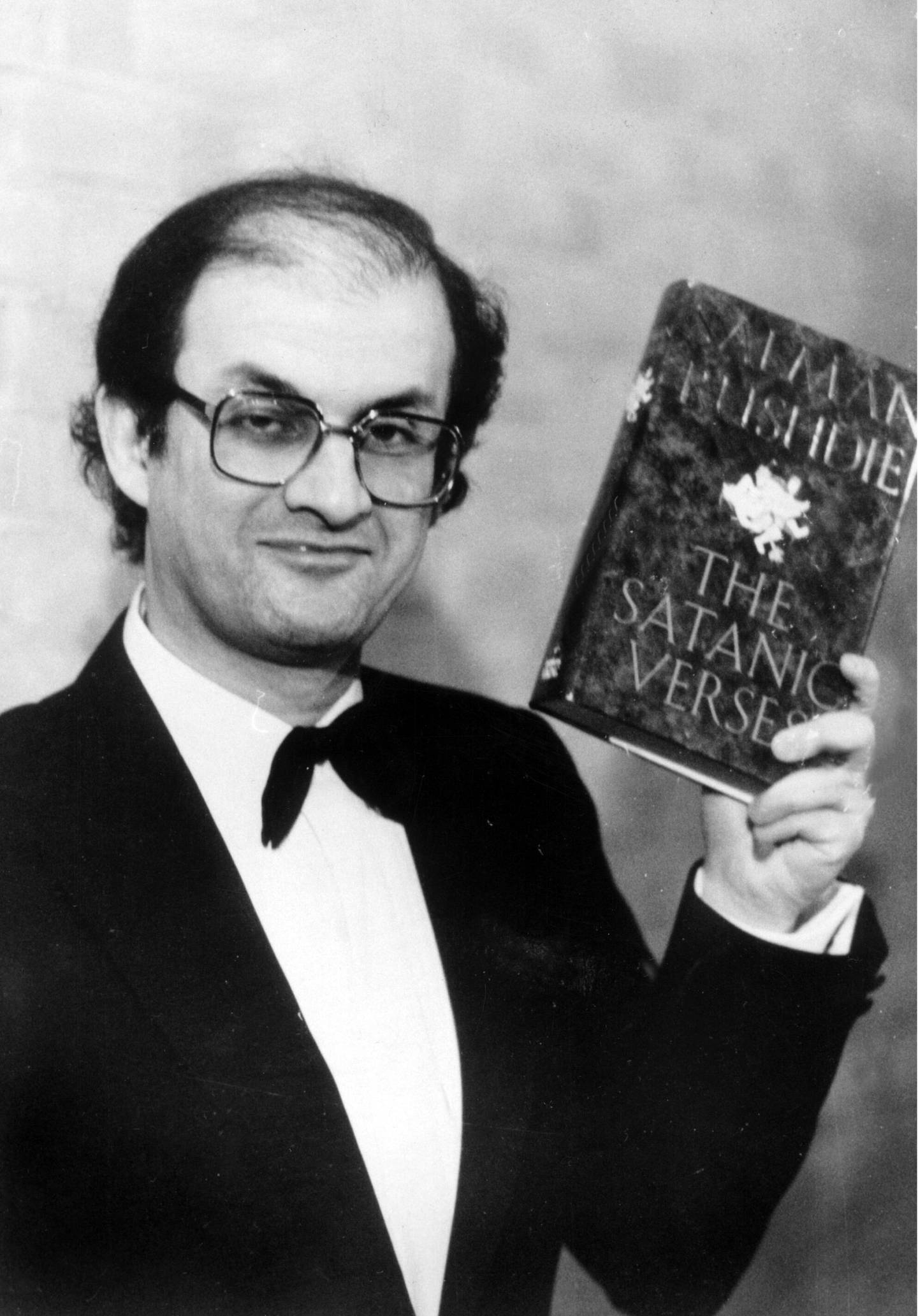 16 februar 1989.  Den iranske forfatteren Salman Rushdie med sin bok "Sataniske vers". Utgivelsen av denne medvirket til at han fikk dødsdom (Fatwah) av Ayatollah Khomeiny.
Arkivfoto/SCANPIX /Solo

------------