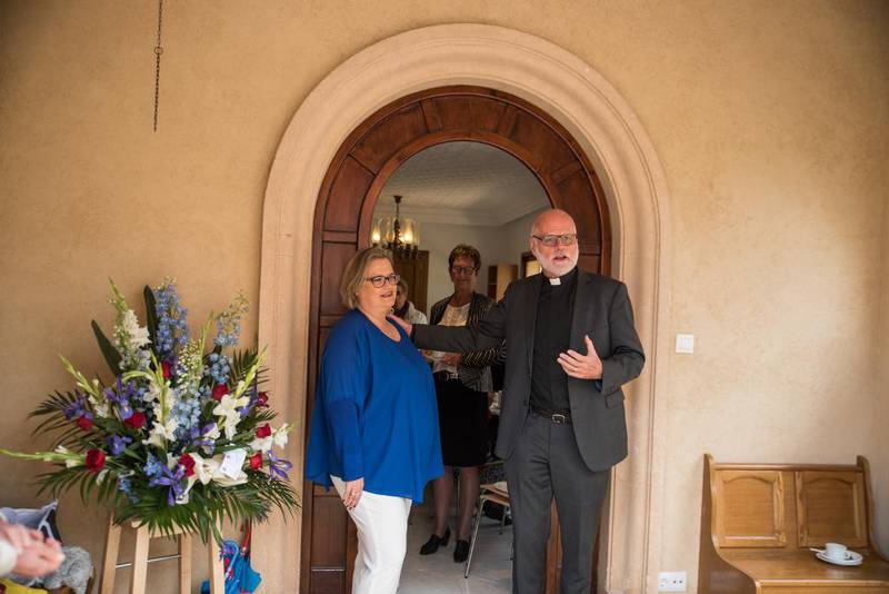 Hanne Stender, leder i kirkerådet for sjømannskirken på ­Mallorca, sammen med generalsekretær Ørnulf Steen ved åpningen av det nye kirkesenteret på Middelhavsøya i vår.