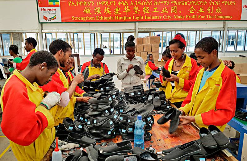 Kina satser sterk på næringsvirksomhet i flere afrikanske land, som her i industrisonen Lebu nær Addis Abeba. Der har etiopiske ansatte i det kinesiske selskapet Huajian (bildet) blant annet produsert sko for Ivanka Trumps merkevare under omdiskuterte forhold.