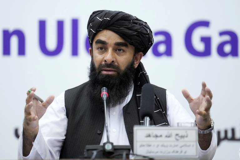 Talibans talsmann Zabihullah Mujahid under en pressekonferanse da det tre dager lange møtet startet torsdag. Foto: Ebrahim Noroozi / AP / NTB