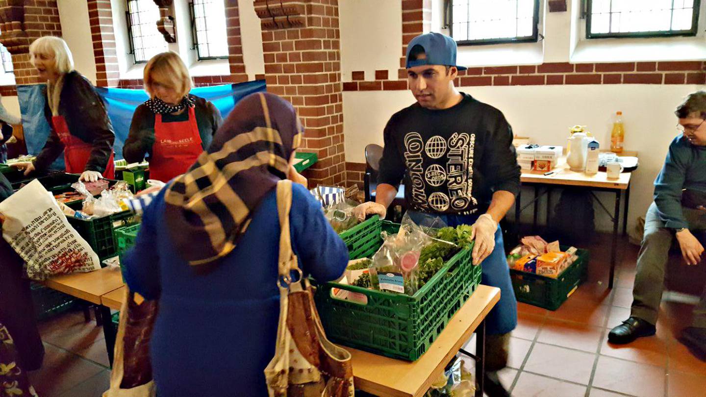 To dager i uka er Hamed med og deler ut mat til fattige i Passionkirche i Berlin. De frivillige samler inn mat fra butikkene i nærområdet.