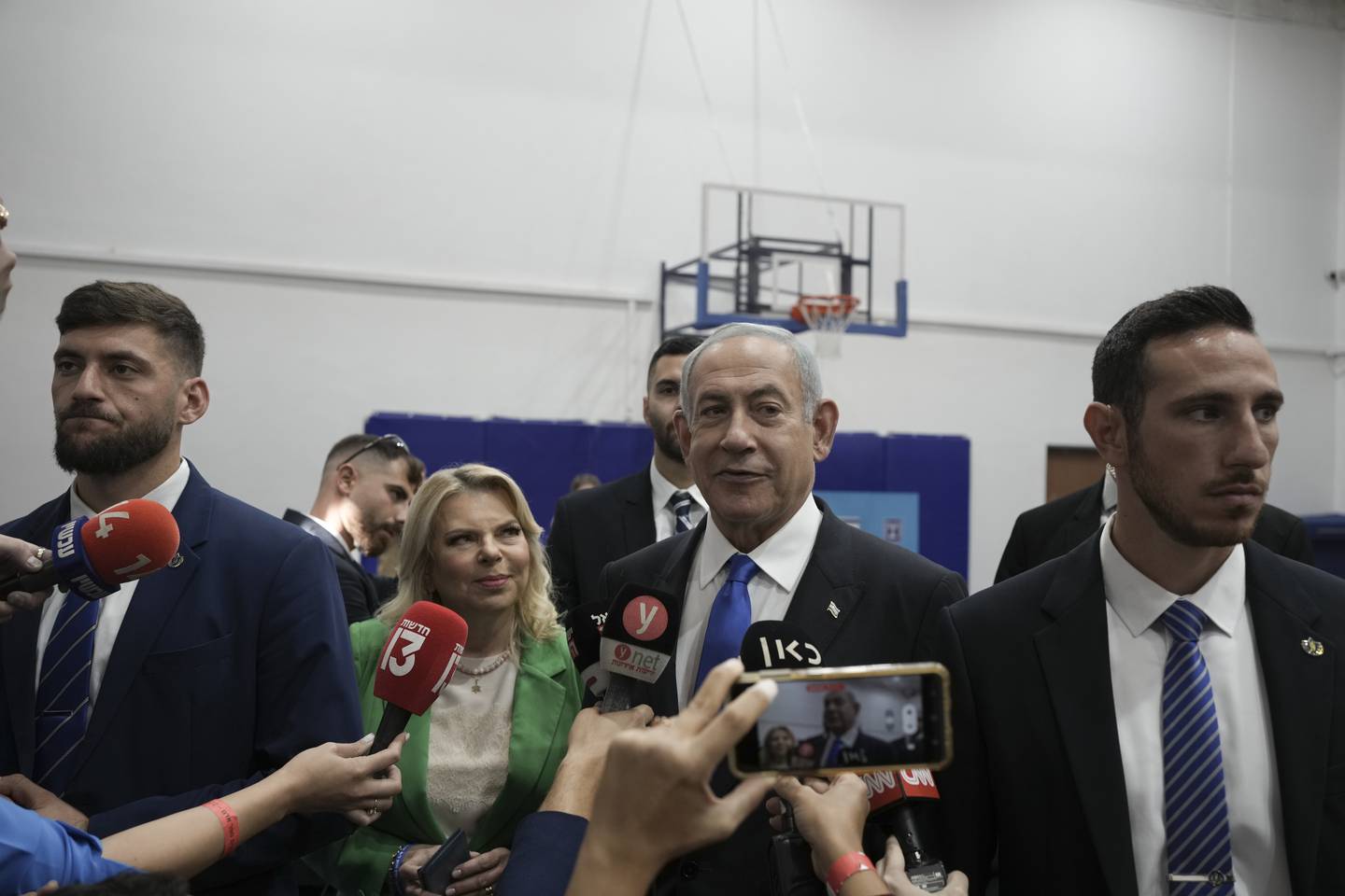 Likud-leder Benjamin Netanyahu og kona Sara ankommer valglokalet i Jerusalem. Foto: Maya Alerruzzo / AP / NTB