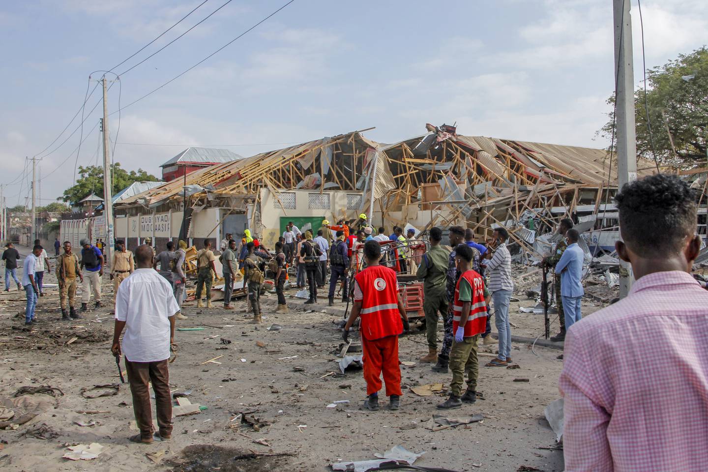 Redningsarbeidere ser etter overlevende og døde etter eksplosjonen. Foto: Farah Abdi Warsameh / AP / NTB