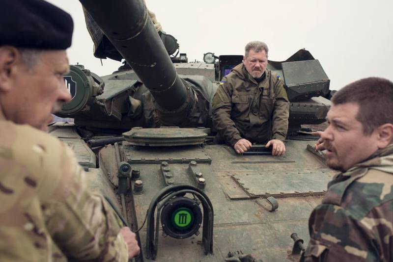 Ved fronten: Utenfor Mariupol holder den høyreekstreme bataljonen Azov en av frontlinjene. De venter på et angrep fra Folkerepublikken  Donetsk når som helst, selv om det egentlig er våpenhvile. I den frivillige bataljonen er alle soldatene vi snakker med uenige i våpenhvilen, og  ønsker et mer aggressivt Ukraina. Alle foto: Kyrre Lien