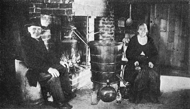Rekonstruksjon av destilleringsapparat for produksjon av akevitt fra Sverige på 1800-tallet.