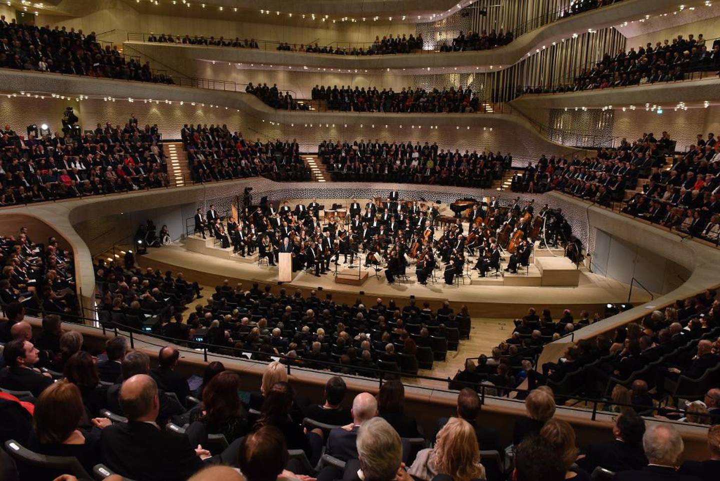 Trekkplaster: En treukers åpningsfestival markerer at Hamburg har fått et nytt konserthus. Her fra innvielsen 11. januar med NDR Elbphilharmonie Orchester.