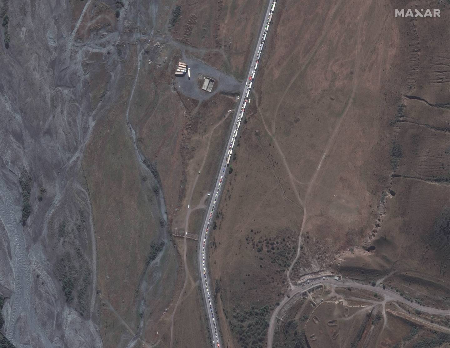 Et satellittbilde viser de lange køene mot grensen til Georgia søndag. Foto: Maxar Technologies / AP / NTB