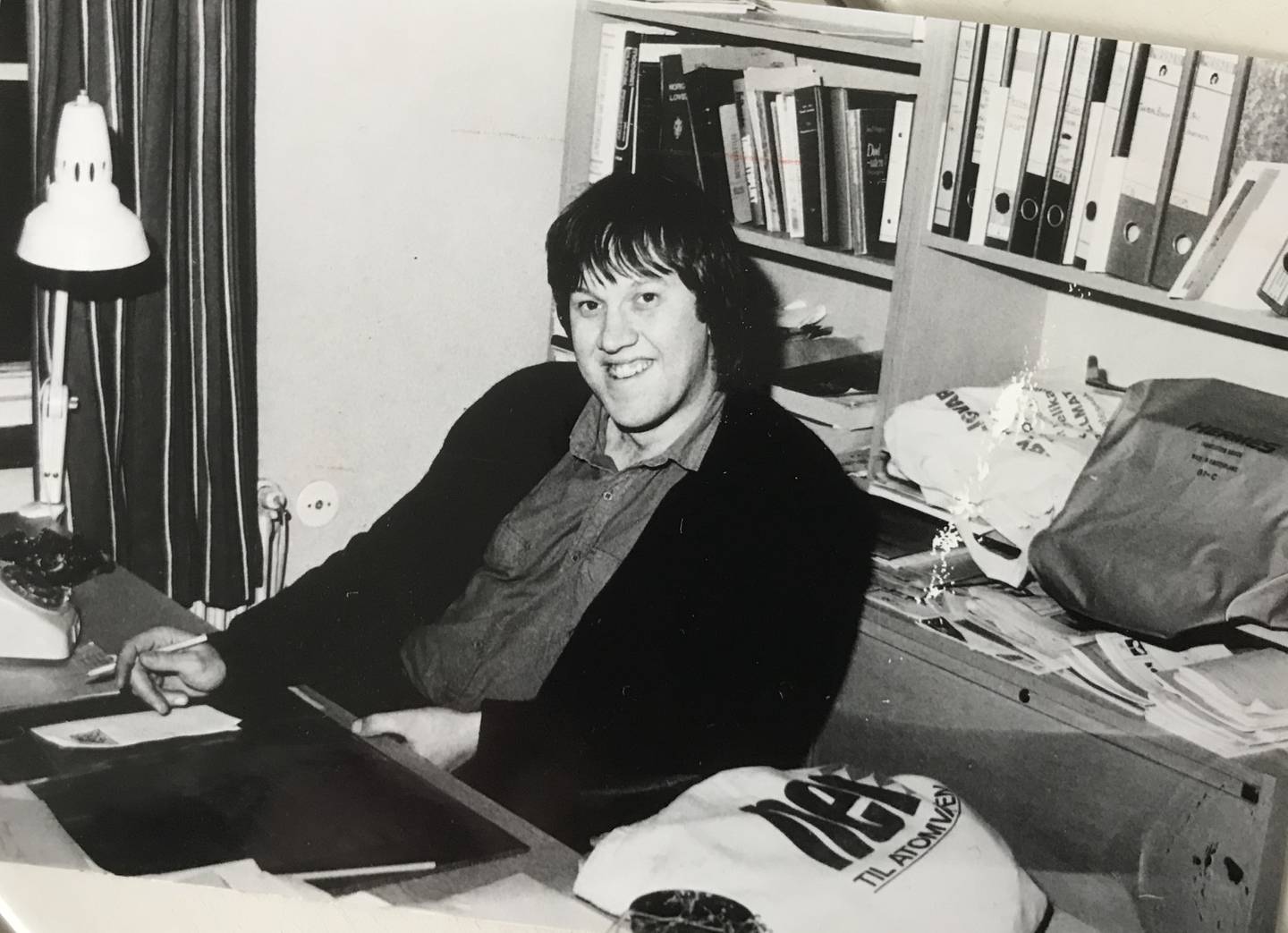 Bjørn Eidsvåg på kontoret sitt på Lier psykiatriske sykehus i 1982. Han var i ferd med å avslutte LP-en Passe gal, hvor flere av tekstene var inspirert av jobben innenfor psykiatrien.