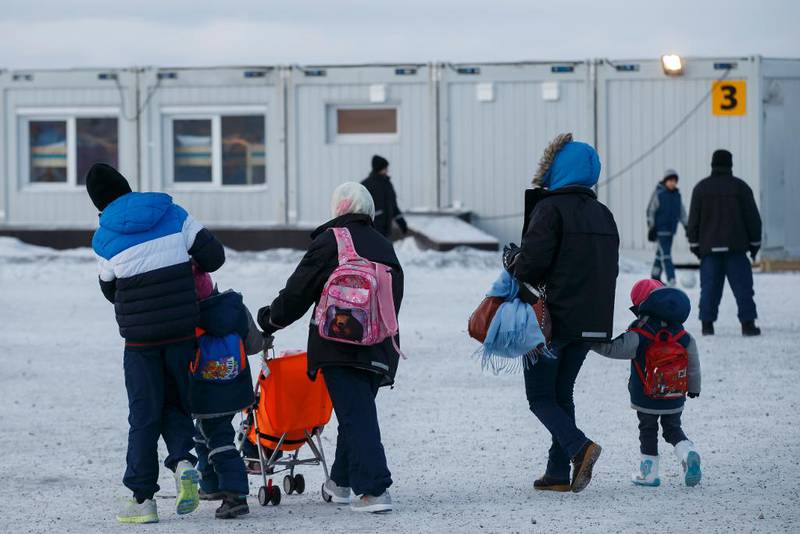 Asylsøkere i ankomstsenteret for flyktninger i Kirkenes. Hit sendes flyktninger, som passerer den norsk-russiske grensen på Storskog, før de sendes videre til mottak andre steder i landet. 