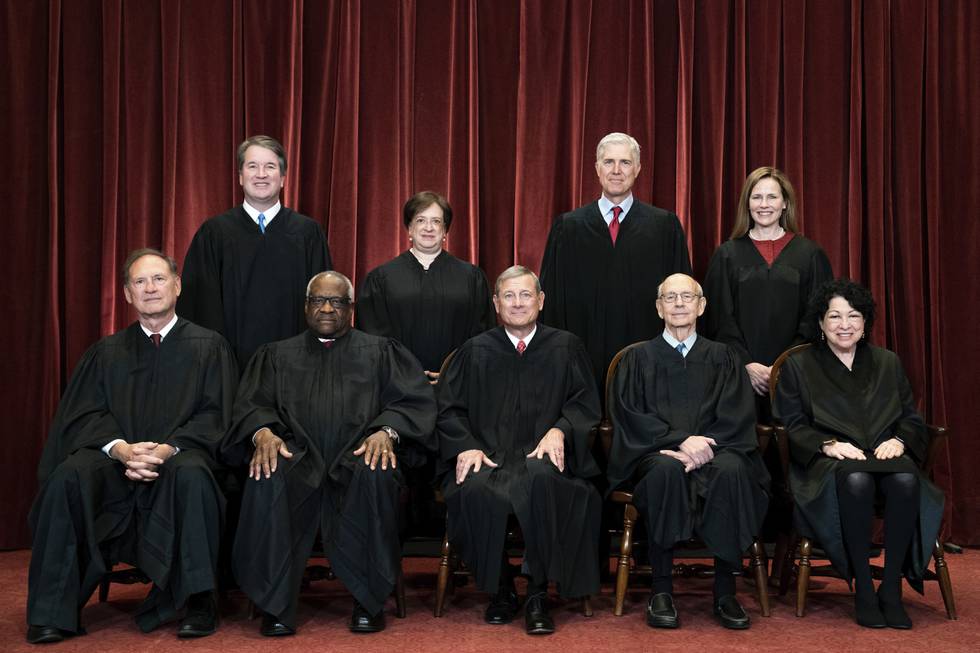 Bildet viser USAs høyesterettsdommere. Den konservative dommeren Clarence Thomas sitter på første rad som nummer to fra venstre. Arkivfoto: Erin Schaff / The New York Times / AP / NTB