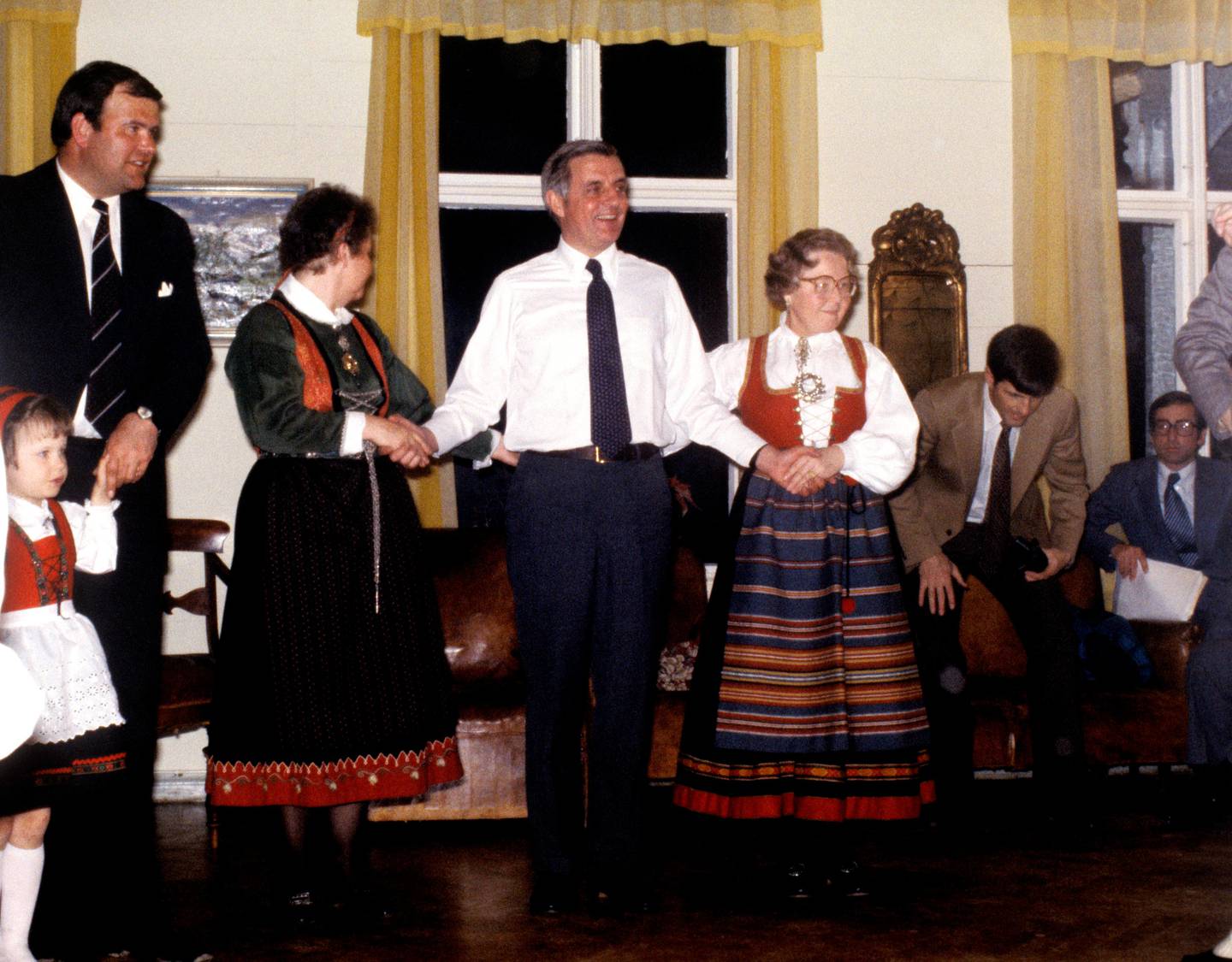 MUNDAL april 1979. Visepresident i USA Walter Mondale på besøk i Norge. Her får Mondale (midten) folkedansundervisning på Mundal Hotel.
Foto: NTB / NTB